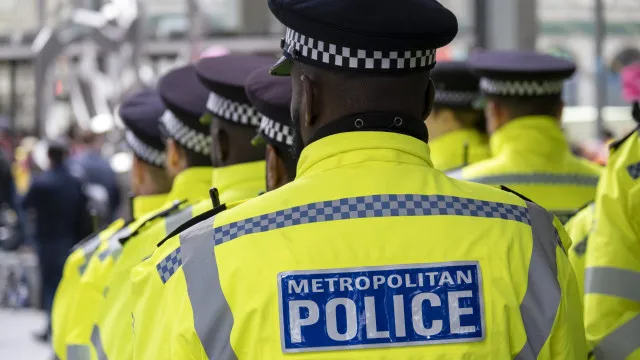 
                    Casal detido por atirar garrafas com gasolina contra sinagoga em Londres
                