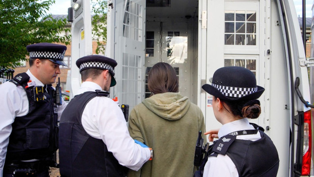 Ativistas detidos no Reino Unido por suspeitas de planearem protestos