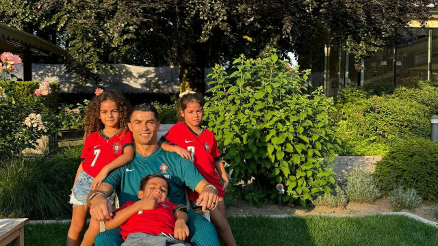 Cristiano Ronaldo recarrega baterias na companhia dos filhos mais novos 