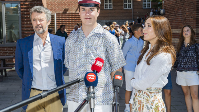 Pais orgulhosos! Reis da Dinamarca assistem a graduação do filho