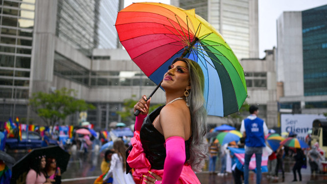 Marchas do orgulho LGBTQ+ trazem milhares às ruas da América Latina