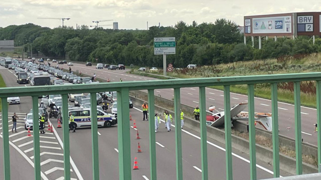 Aeronave cai em autoestrada perto de Paris, em França. Há três mortos