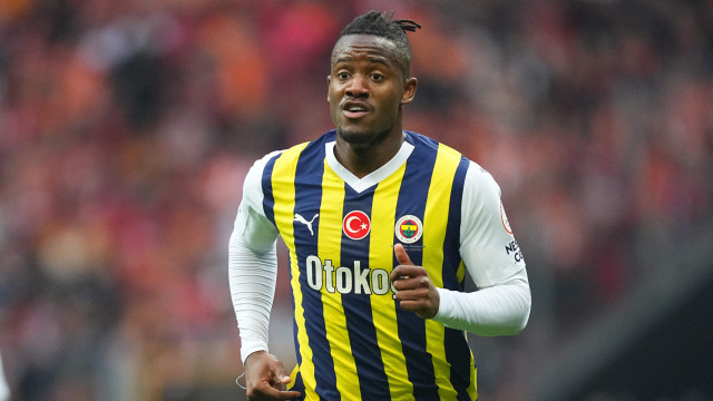 Oficial: Michy Batshuayi troca Fenerbahçe... pelo rival Galatasaray