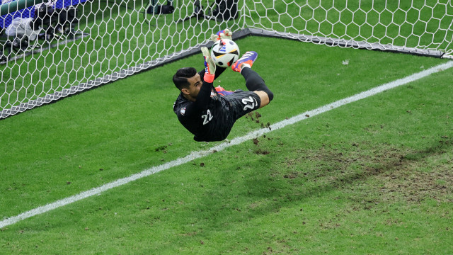 As imagens do momento em que Diogo Costa faz história em Europeus