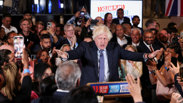 Boris aparece de surpresa em campanha de Sunak. Eis o momento
