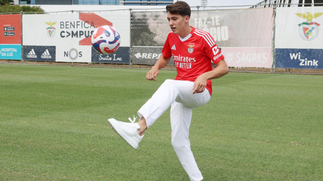 Oficial: Benfica segura jovem internacional português