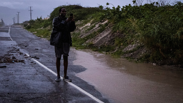 Furacão Beryl continua como categoria 4 e atinge Jamaica e ilhas Caimão
