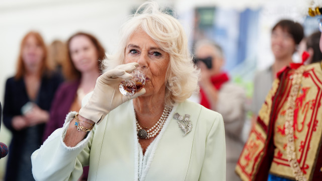 O insólito comentário da rainha Camilla após provar whisky com 52 anos