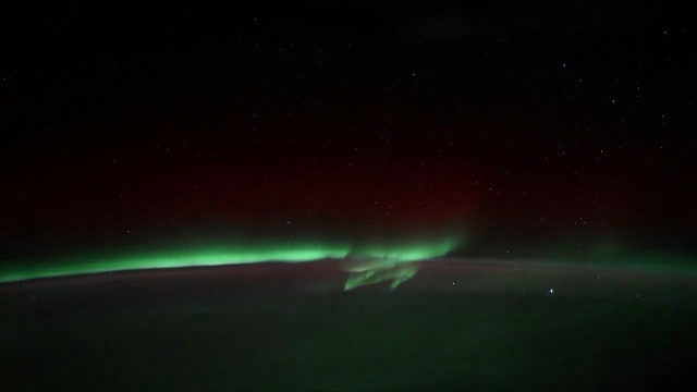 "Fogos de artifício da natureza". Estação Espacial capta beleza de aurora