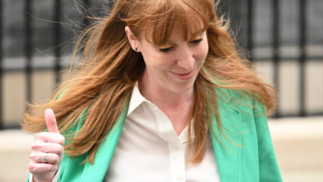 Vice-primeira-ministra britânica demite-se. Pagou menos na compra de casa