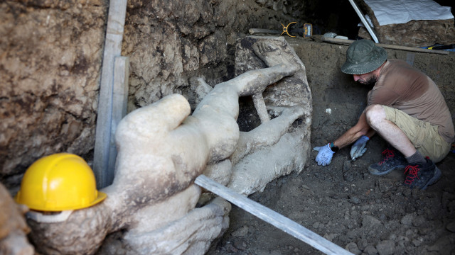 Arqueólogos búlgaros encontram estátua de Hermes em esgoto romano