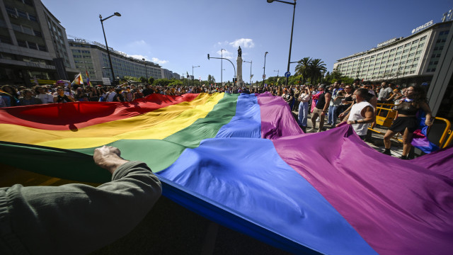Marcha LGBTI+ 'pinta' Avenida da Liberdade com as cores do arco-íris