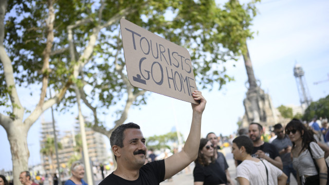 Milhares saem à rua em Barcelona contra o turismo em massa