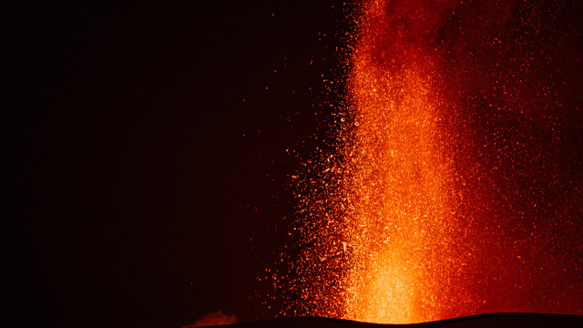 Erupção do Etna intensifica-se com lava e nuvem de fumo de 5 km. Ora veja
