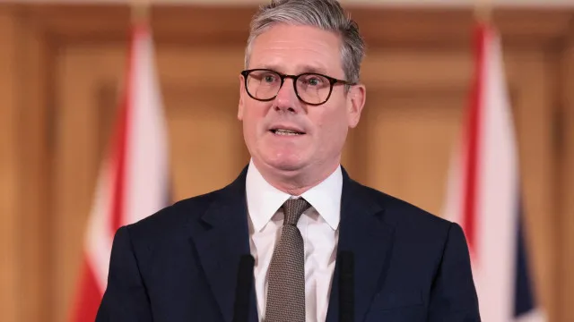 
                    Autores de incêndios em casas de Starmer alegadamente recrutados 'online'
                