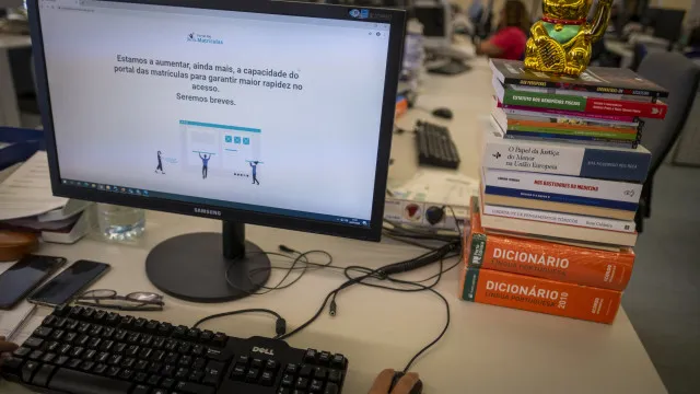 
                    Atenção: Alargado prazo para as inscrições dos alunos do 10.º e 12.º anos
                