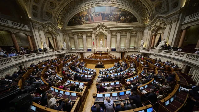 Esquerda aplaude mensagem de Seguro sobre veto à lei das bandeiras