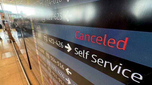
                    Aeroporto de Berlim suspende operações após deteção de drone
                