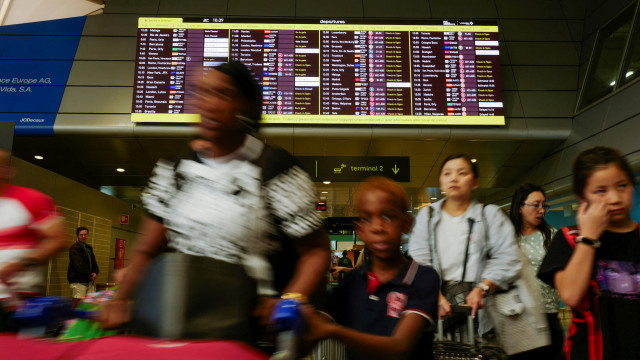 Filas para 'check-in' e voos atrasados em Lisboa devido a apagão