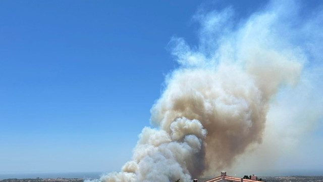 Incêndio florestal deflagra em Alcabideche e ameaça habitações próximas