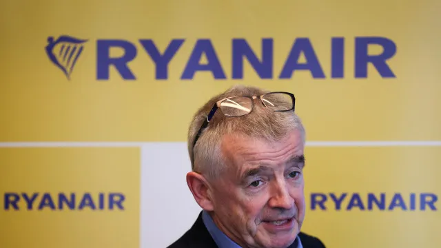 
                    Homem parcialmente sugado em avião da Ryanair? 