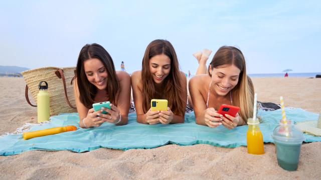 Usar o telemóvel na praia? Sim, mas preste atenção a estes conselhos