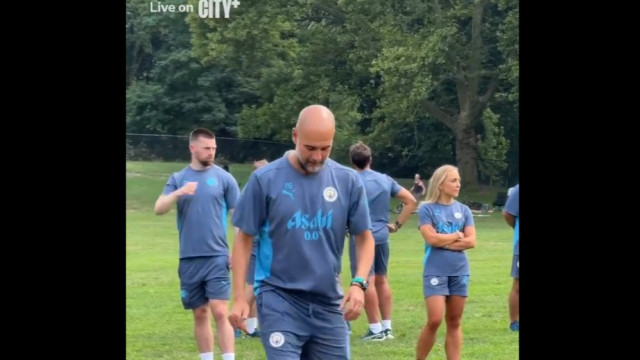 Quem sabe, sabe. Pep Guardiola dá 'show' com a bola nos pés