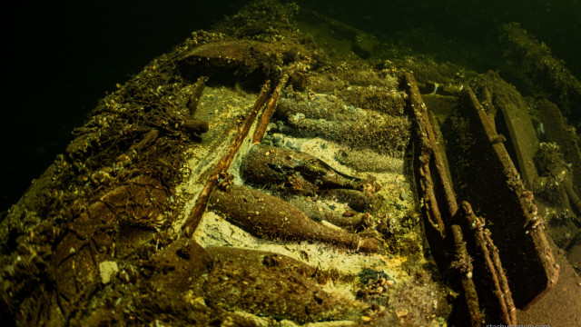 Mergulhadores encontram navio com cerca de 100 garrafas de champanhe