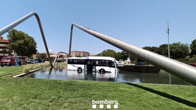 Autocarro sem passageiros acaba em plena fonte ornamental em Reus