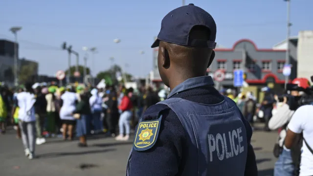 
                    Sobe para 28 o número de mortos em dois tiroteios na África do Sul
                