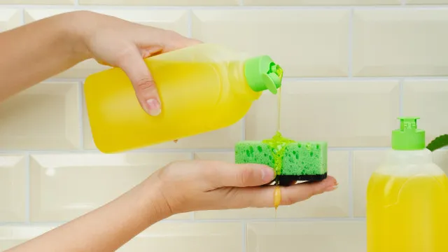 Menina escorrega, fica com perna presa em pedras e Ã© salva com detergente