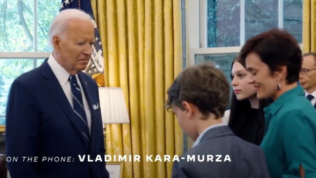 Kara-Murza fala com mulher, filhos e Biden após ser libertado. Há vídeo