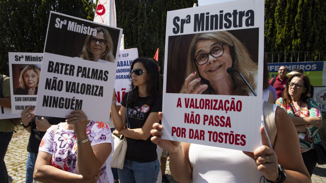 "Bater palmas não valoriza ninguém". Enfermeiros em protesto no Porto