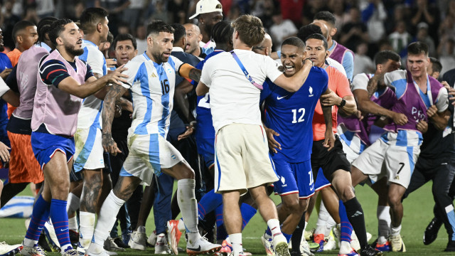 Otamendi envolvido em cena de pancadaria no final do França-Argentina