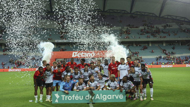 Assim foi o momento em que o Fulham ergueu o Troféu do Algarve