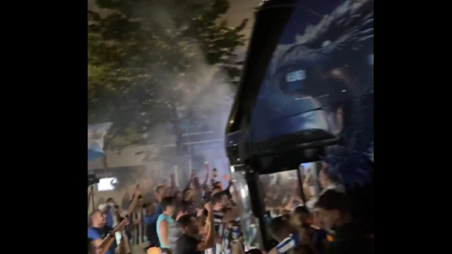 Madrugada de festa. Loucura na chegada do autocarro do FC Porto ao Dragão