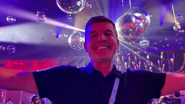 
                    Nos bastidores, João Baião e equipa cantam 