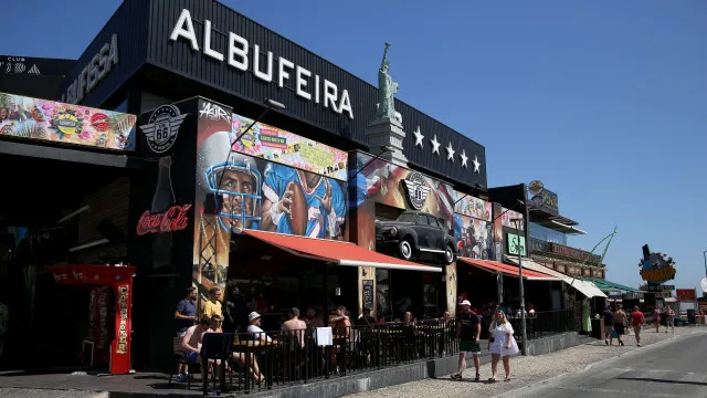 
                    Detidos carteiristas por furtos em zonas de diversão noturna em Albufeira
                