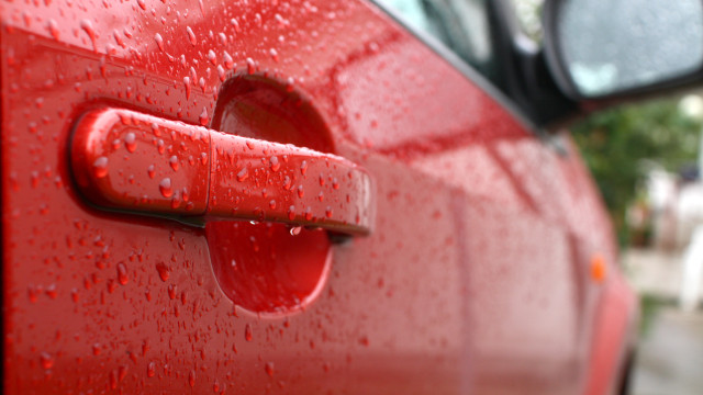 Como secar o carro sem deixar as 'chatas' marcas de água?