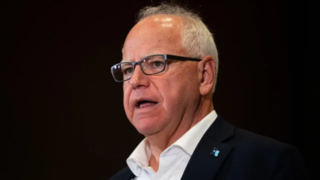 
                    Juiz bloqueia intimações do governo de Trump a governador do Minnesota
                