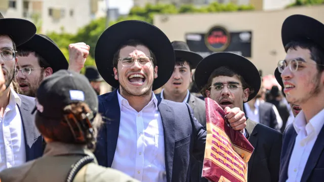 
                    Ultraortodoxos contra recrutamento invadem casa de líder militar
                