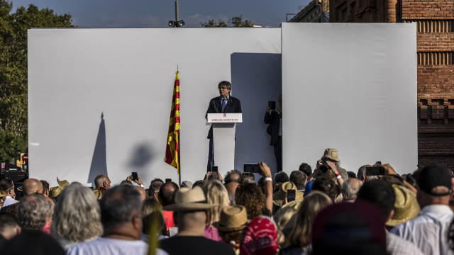 Chegou, discursou e... fugiu. O (breve) regresso de Puigdemont a Espanha