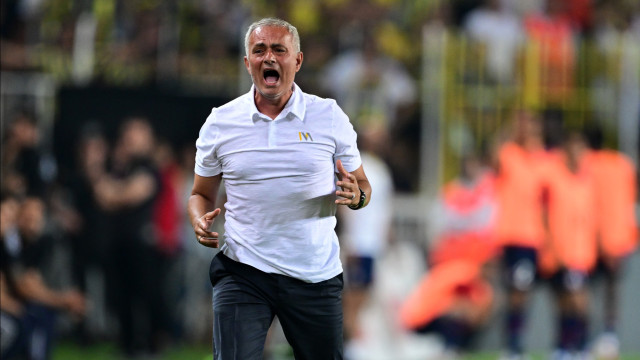 'Vassourada' de Mourinho encaminha 11 jogadores para fora do Fenerbahçe