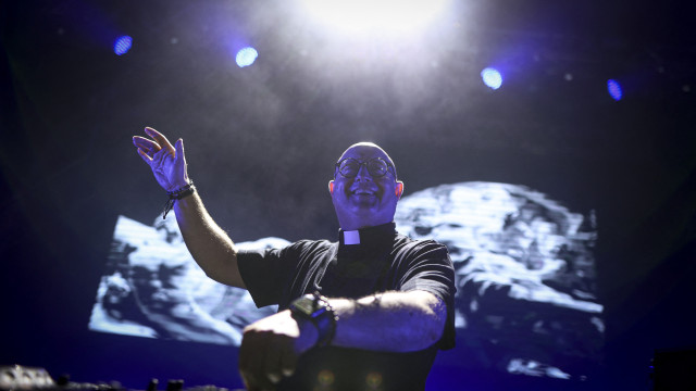 Padre Guilherme é destaque na imprensa lá fora (e até Sharon Stone adora)