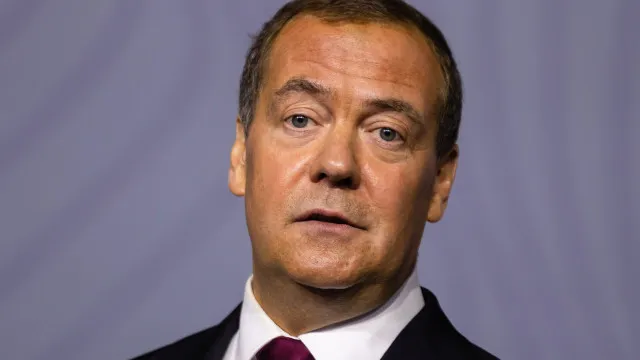 
                    Medvedev atira a Pashinyan e Zelensky: 