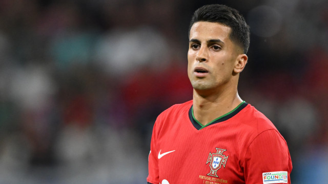 João Cancelo 'desconfia' da Arábia Saudita e adia decisão sobre o futuro