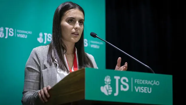 Líder da JS leva cabaz de 256 euros à residência oficial de Montenegro