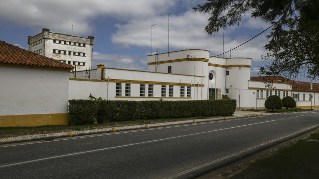 Dois reclusos em fuga da cadeia de Alcoentre. Torre de vigilância inativa