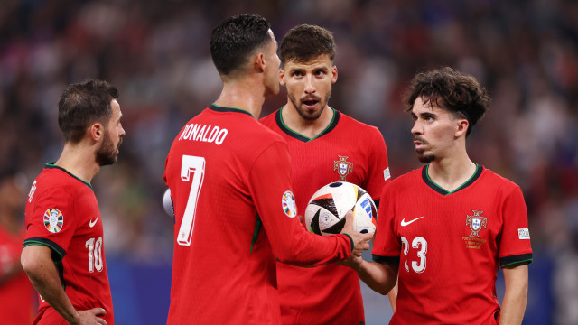 Rúben Dias e Vitinha 'lutam' pela Bola de Ouro. CR7 e Messi fora do top30