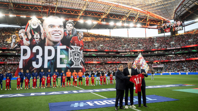 Pepe aplaudido de pé na Luz em homenagem arrepiante